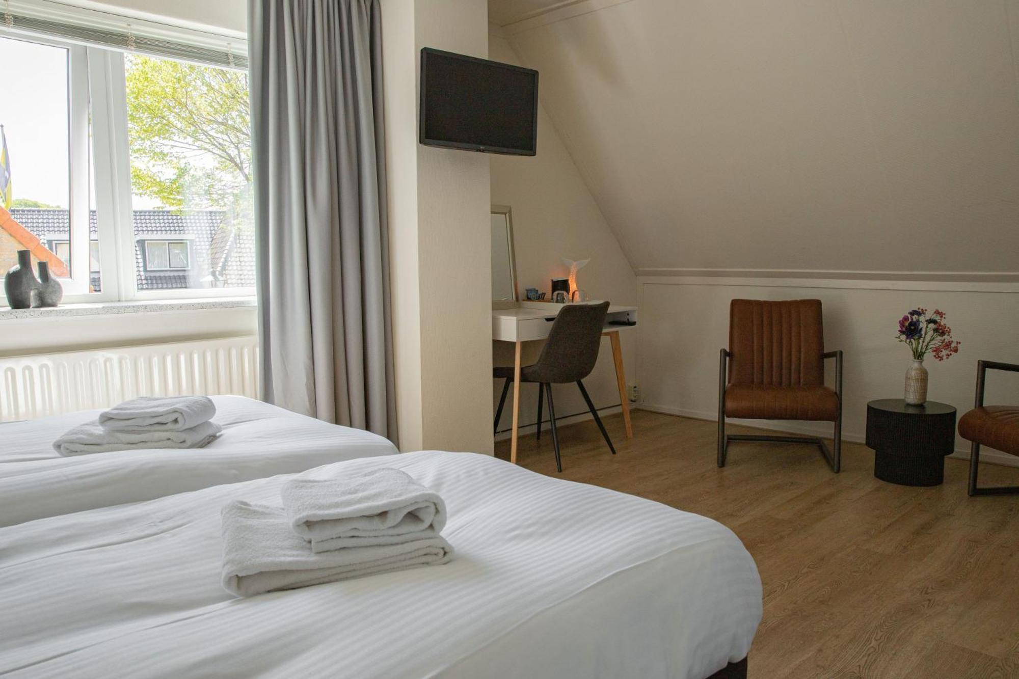 Hotel-Restaurant De Walvisvaarder Hollum  Exteriör bild